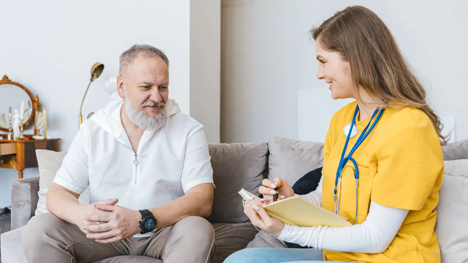 Consulta médica com pessoa idosa acompanhada de familiar, em ambiente acolhedor